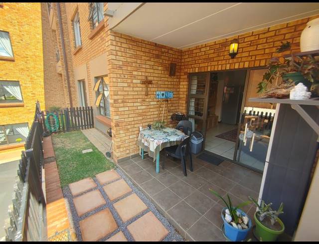 2 BEDROOM PROPERTY TO RENT IN FEATHERBROOKE ESTATE